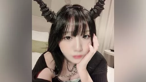 Stab her stylish whitening body**! Participating in the Halloween event, the paripi women are intertwined violently and deeply and are made to fall into pleasure!