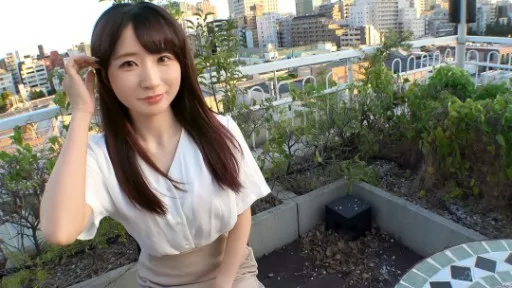 A piano teacher who decided to appear in an AV to gain self-confidence! At first she laughs out of embarrassment, but when she starts to feel comfortable, she distorts her face and plays a sweet melody!