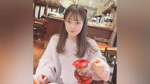 Invite a beautiful shop clerk with a strong sexual desire to work at a D◯c◯m◯ shop and make a long-awaited mass facial ejaculation & oral ejaculation!