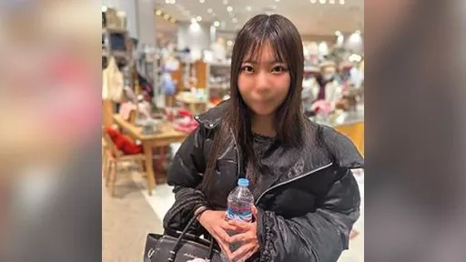 Mana-chan (18), who has never had sex with anyone, wears strawberry panties. A flirty guy does whatever he wants to her, and even cums inside her