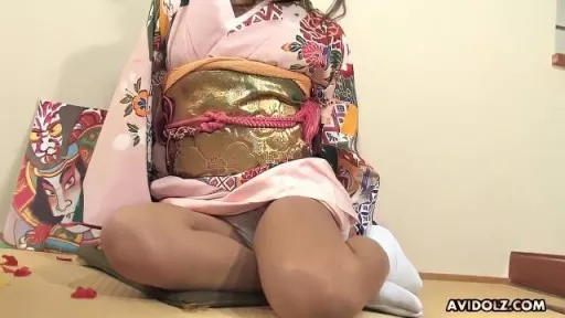 Prescious Asian cuttie rubbing her puss with a sex toy